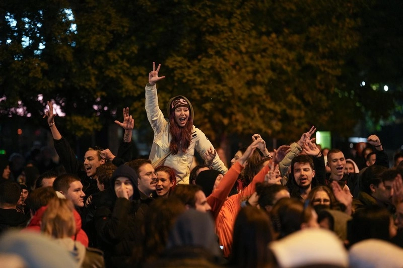 Vučićev pad slavili i u Banjoj Luci. Okupljeni pjevali 'Mile lopove'